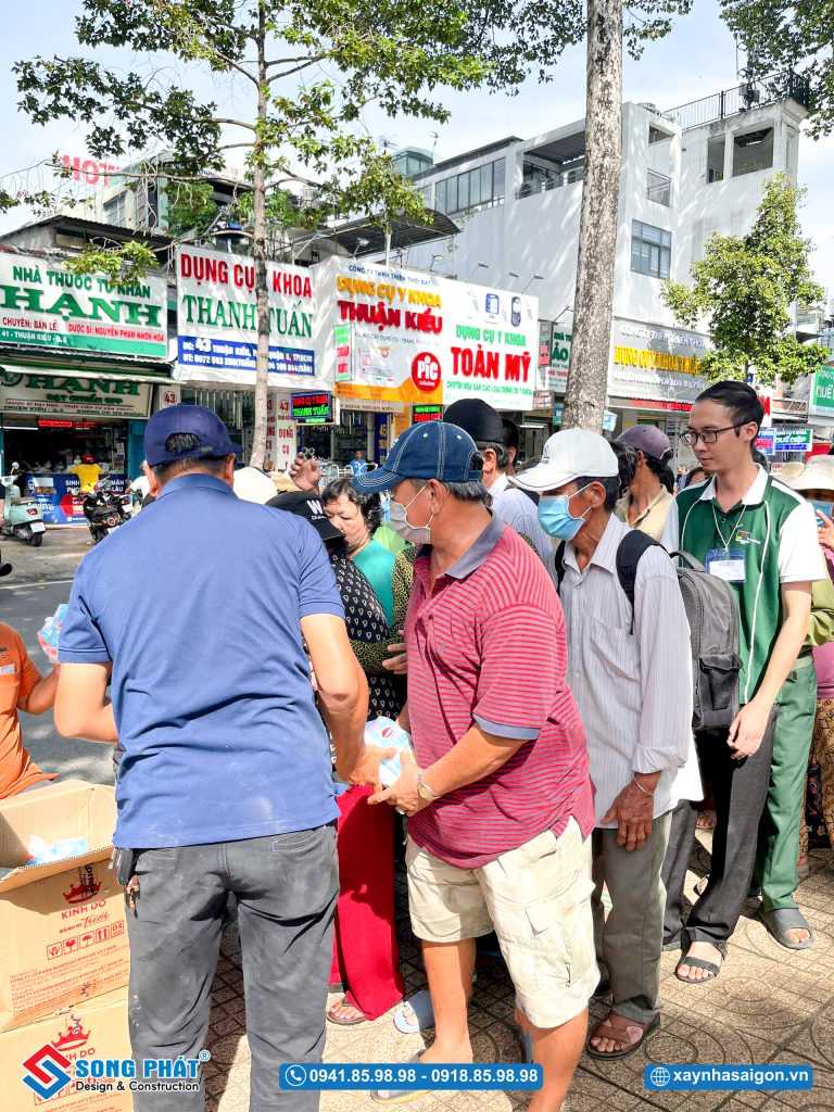  Những phần quà được trao tận tay, gửi theo lời chúc sức khỏe và sự động viên chân thành từ Song Phát