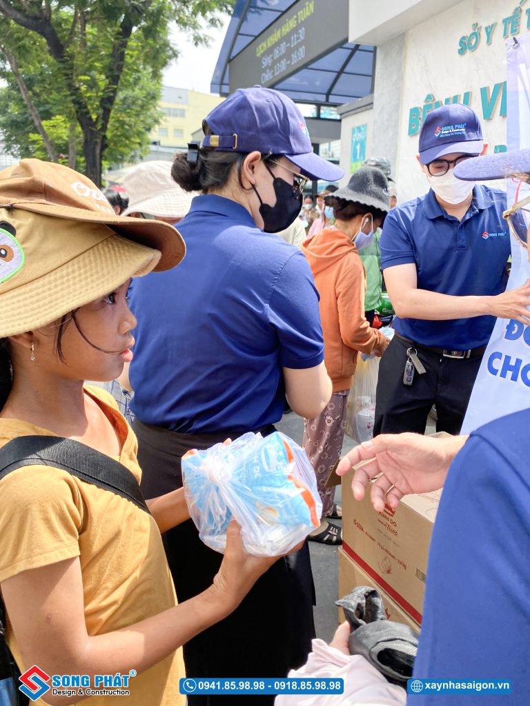 Trao đi không chỉ là những phần bánh, sữa… mà còn là sự quan tâm và tinh thần đồng hành cùng cộng đồng.