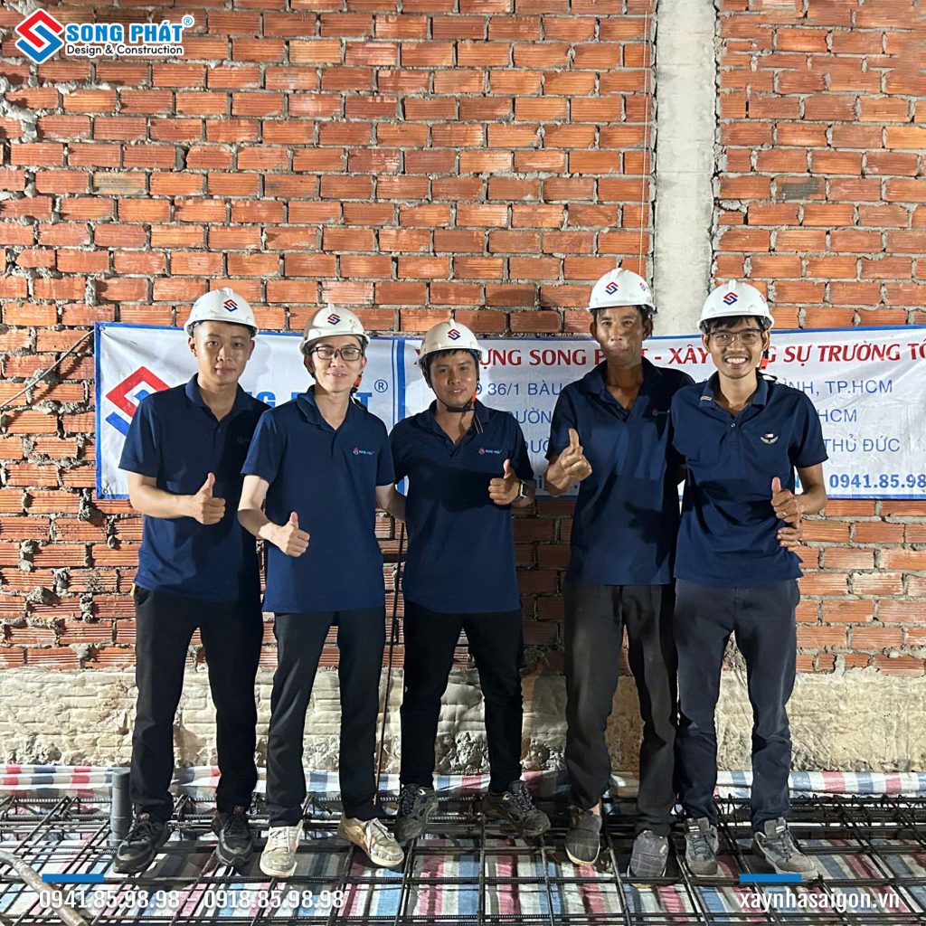 Anh theo dõi, đôn đốc, và quan trọng hơn hết, lan tỏa tinh thần tận tâm, trách nhiệm