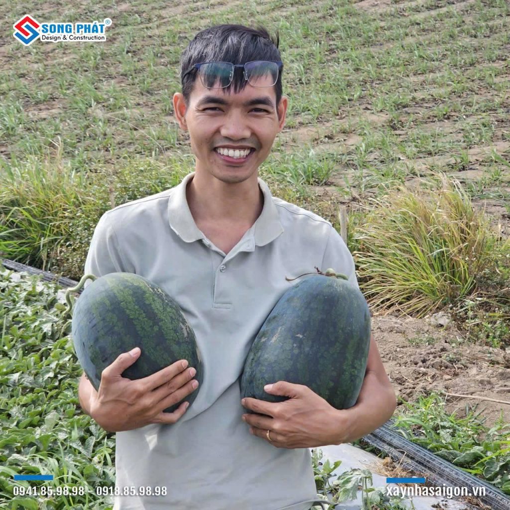 Trong đời thường, anh luôn giữ cho mình một lối sống giản dị và gần gũi.