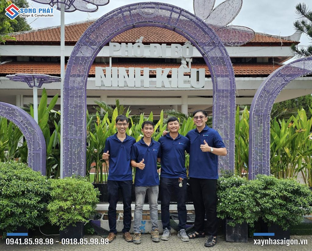 Không ngại khó, anh Bắc cùng anh em đi khảo sát các công trình ở tỉnh 