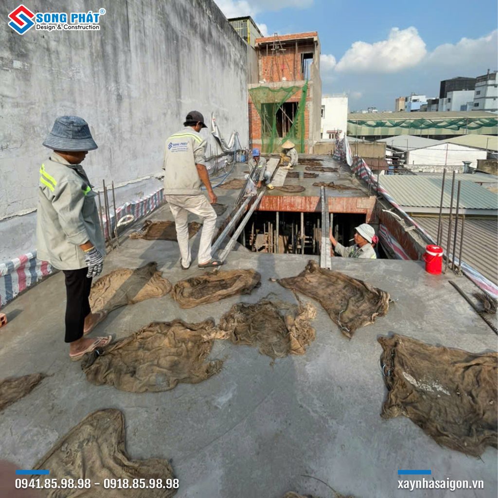 Bao che, tưới ẩm bảo dưỡng bê tông sàn