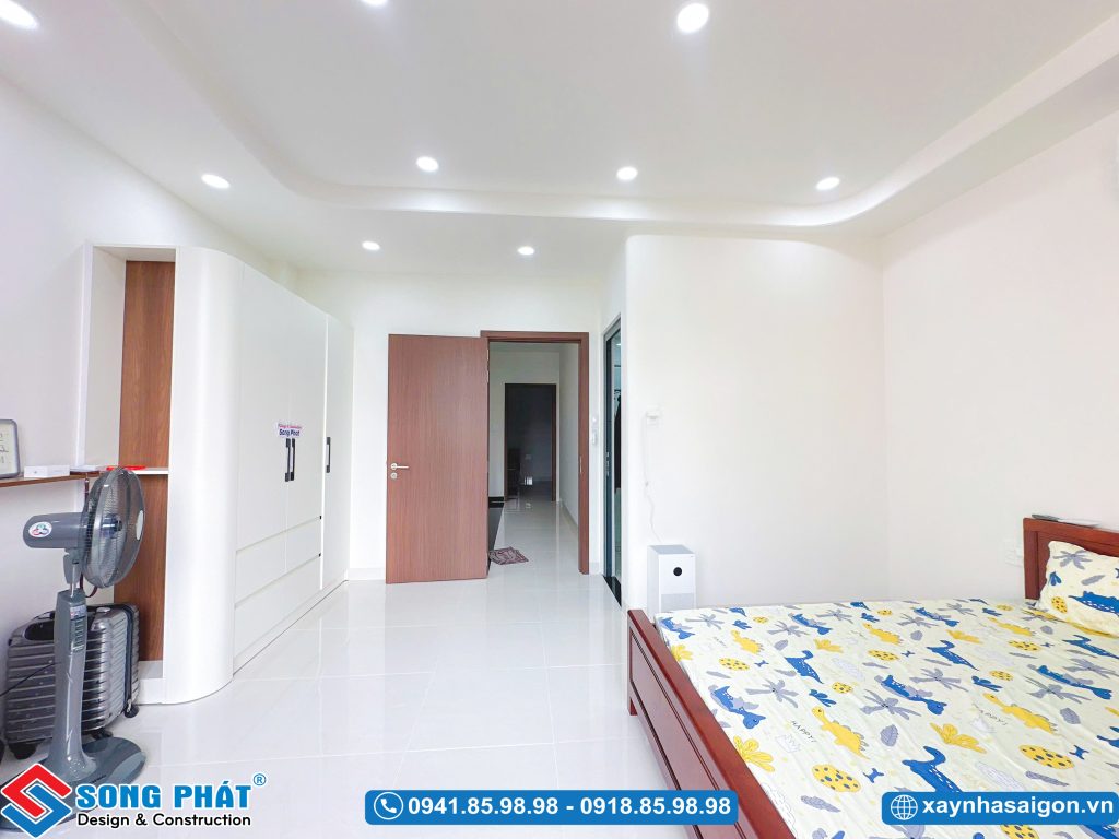 Góc nhìn từ phía giường ngủ hướng ra cửa ra vào phòng và lối đi hành lang thông thoáng.