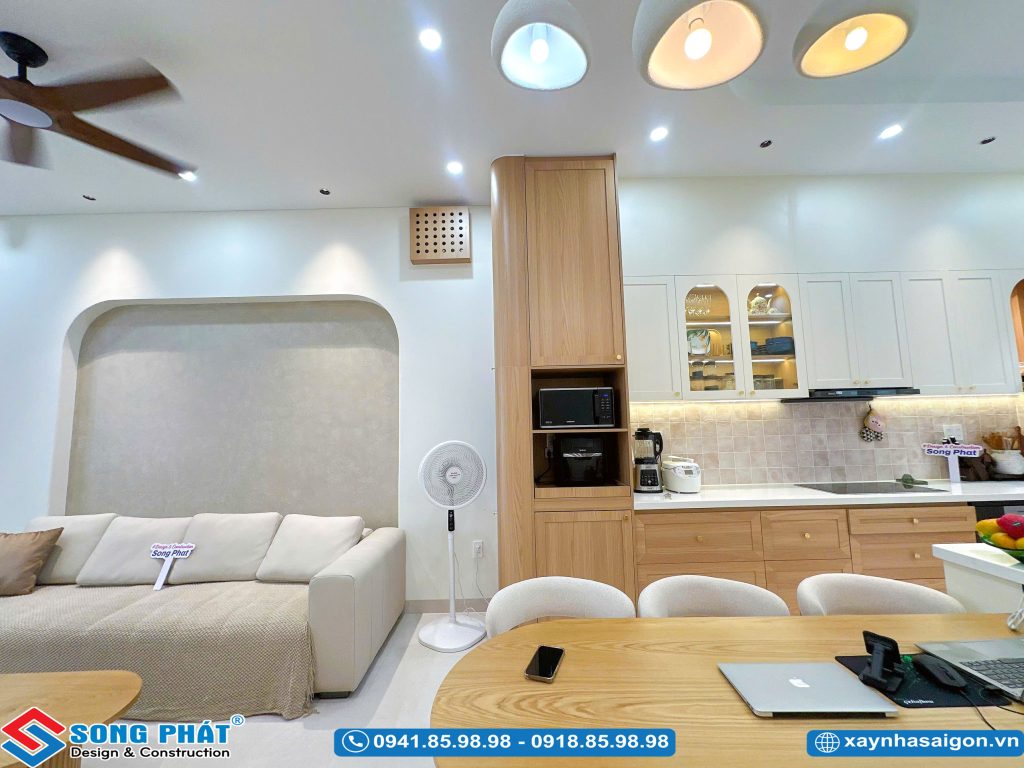 Góc nối giữa không gian phòng khách và tủ bếp nấu.