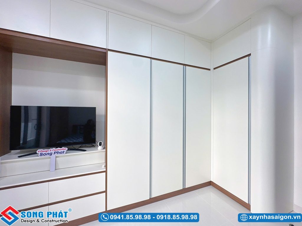 Hệ tủ quần áo âm tường kết hợp kệ tivi đặt gọn gàng, tối ưu diện tích phòng ngủ.