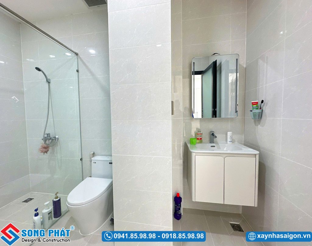 Khu vực phòng vệ sinh sạch sẽ, chia tách buồng tắm đứng kính và khu vực bồn cầu, lavabo treo tường.