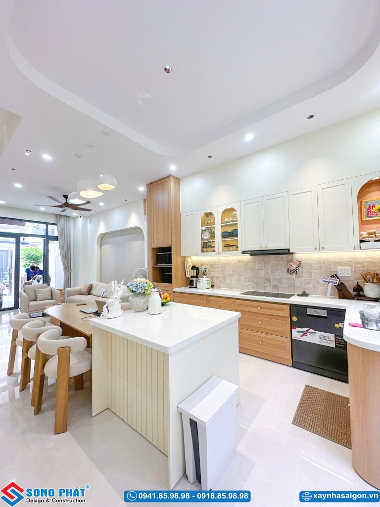 Bàn ăn gỗ bo tròn thiết kế hiện đại kết hợp ghế nệm trắng.