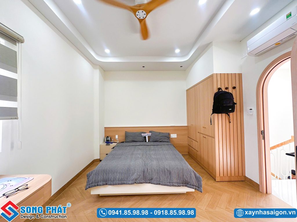 Phòng ngủ hiện đại tone gỗ ấm cúng với cửa vòm độc đáo.