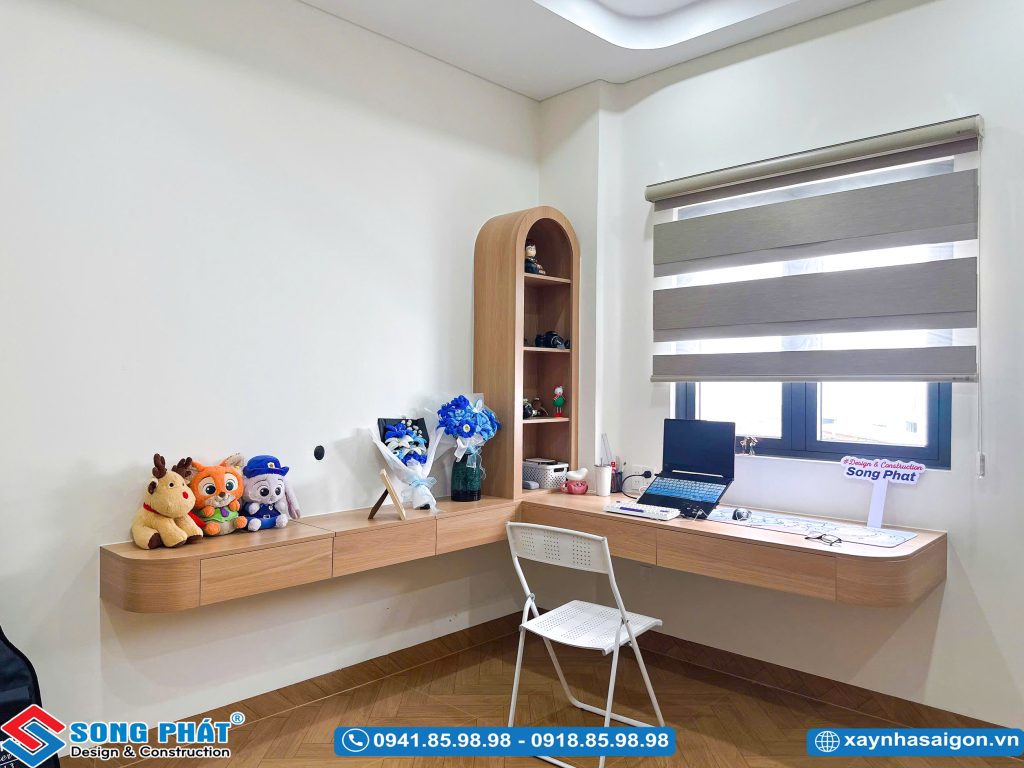 Bàn học góc treo tường tích hợp kệ trang trí.