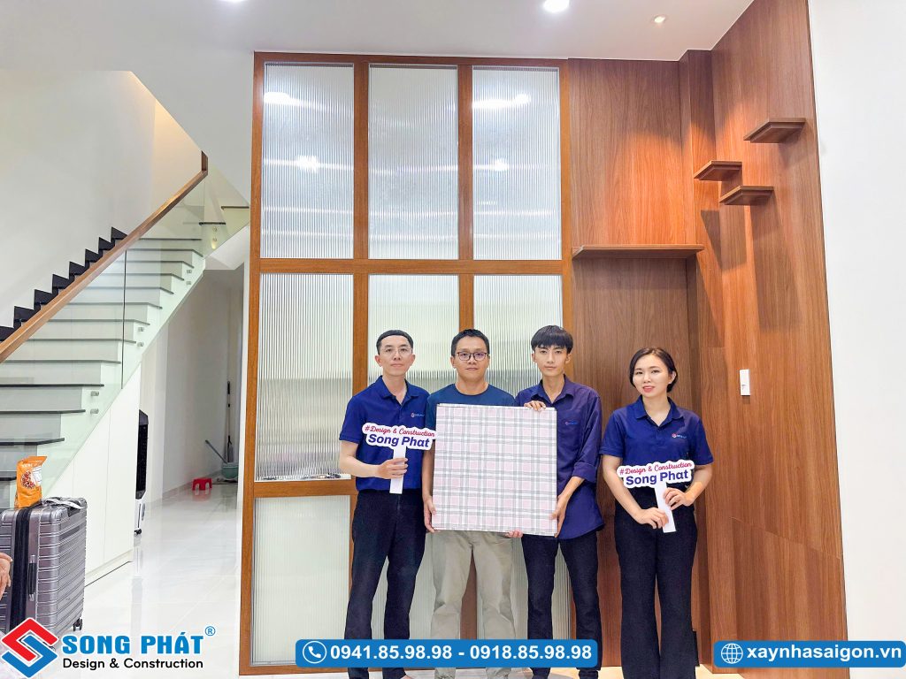 Đại diện Song Phát tặng quà bàn giao cho chủ nhà.