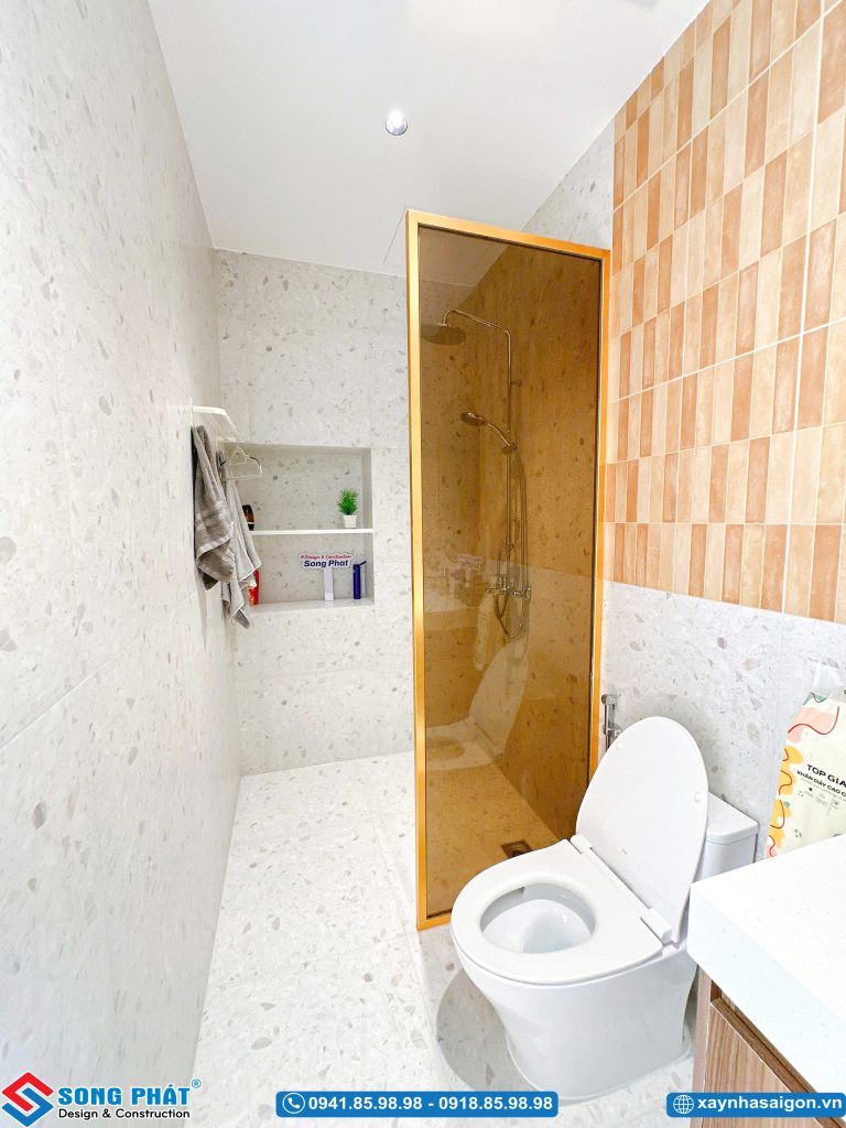 Phòng vệ sinh hiện đại vách kính mờ viền sang trọng.