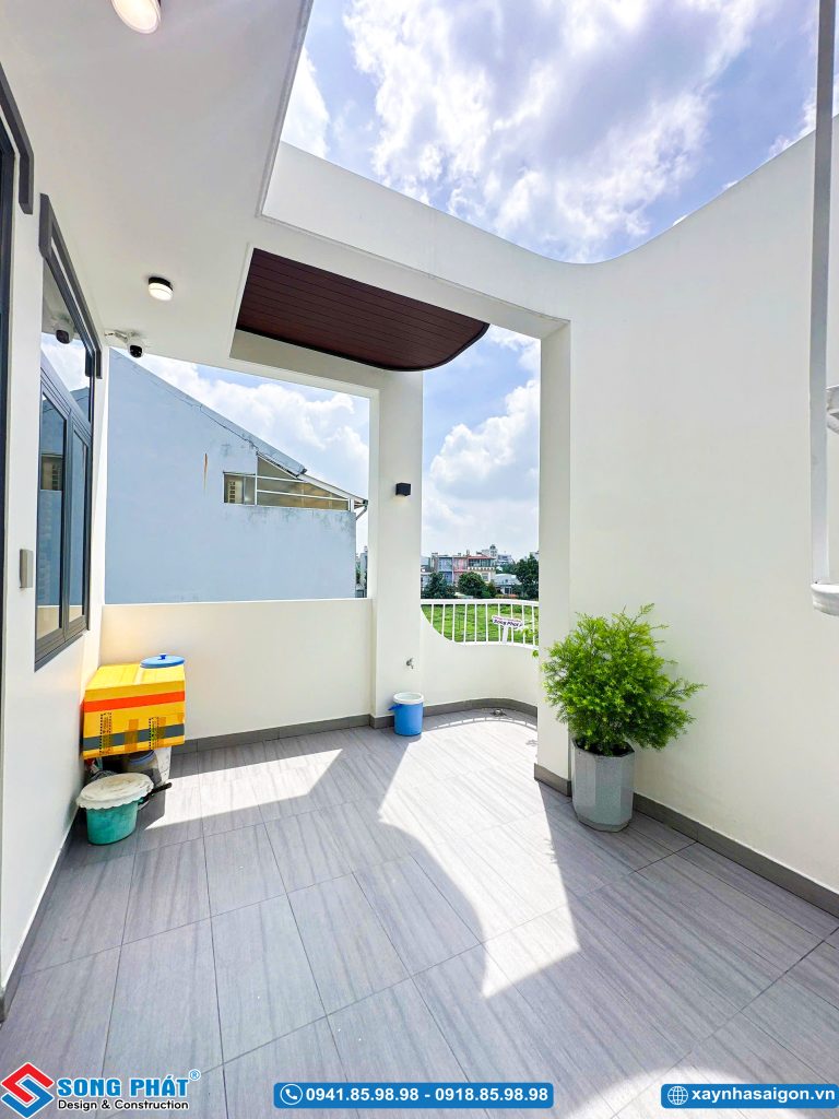 Góc cây cảnh trang trí và lan can sân thượng.