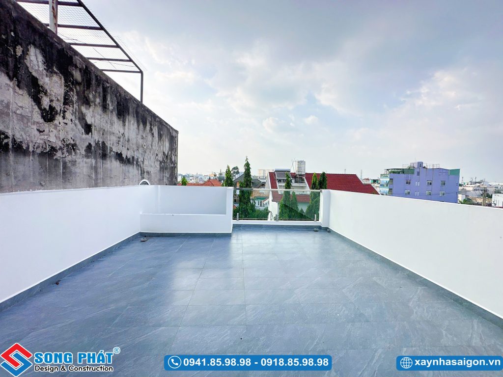 Khoảng sân thượng trống trải, sạch sẽ, thuận tiện làm khu vực phơi đồ hoặc sinh hoạt ngoài trời.