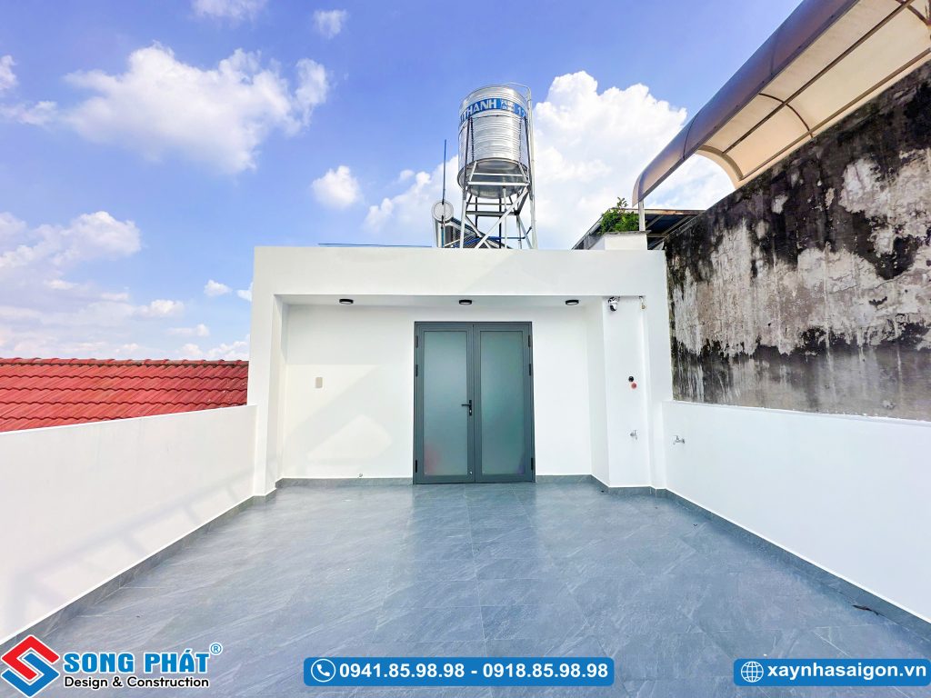 Không gian sân thượng rộng rãi với tường bao xây cao và tầm nhìn thoáng đãng hướng ra khu vực xung quanh.