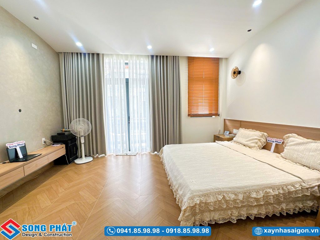 Phòng ngủ hướng ra cửa ban công thoáng mát có rèm kéo.
