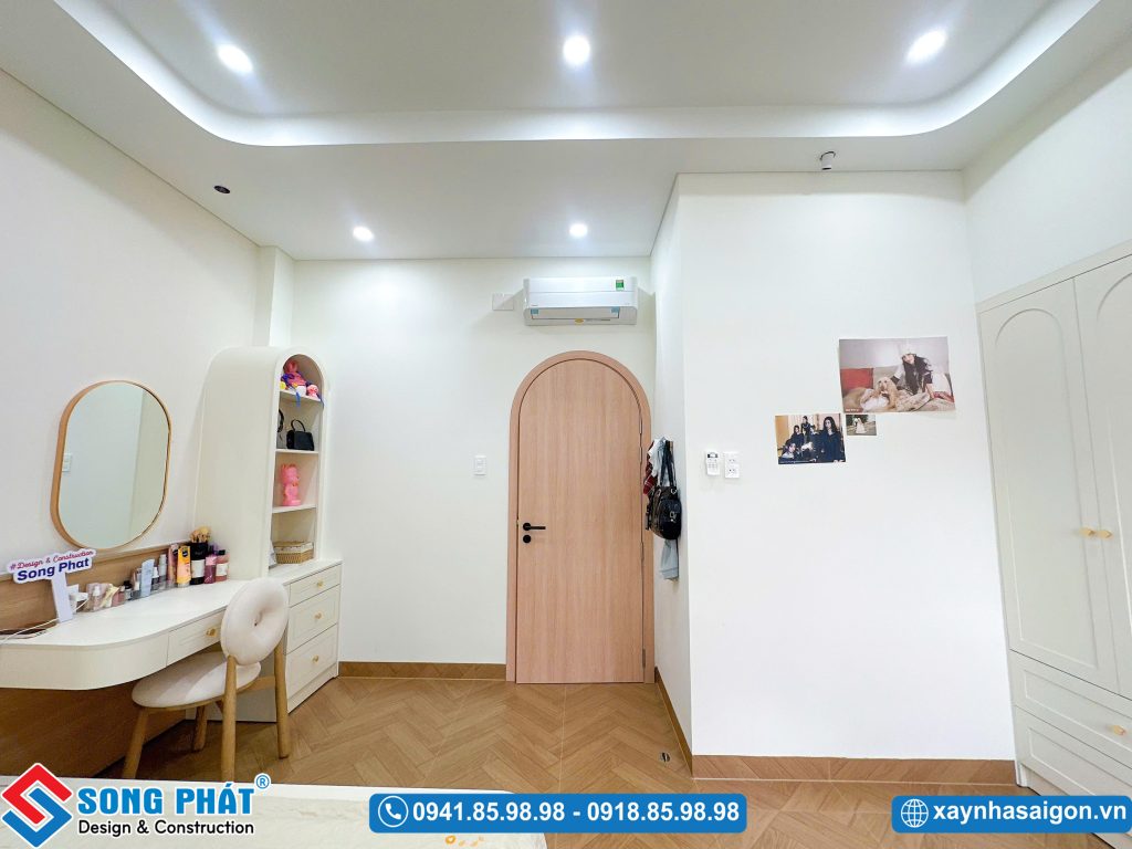 Góc cửa ra vào dạng vòm gỗ và khu vực trang điểm gọn gàng.