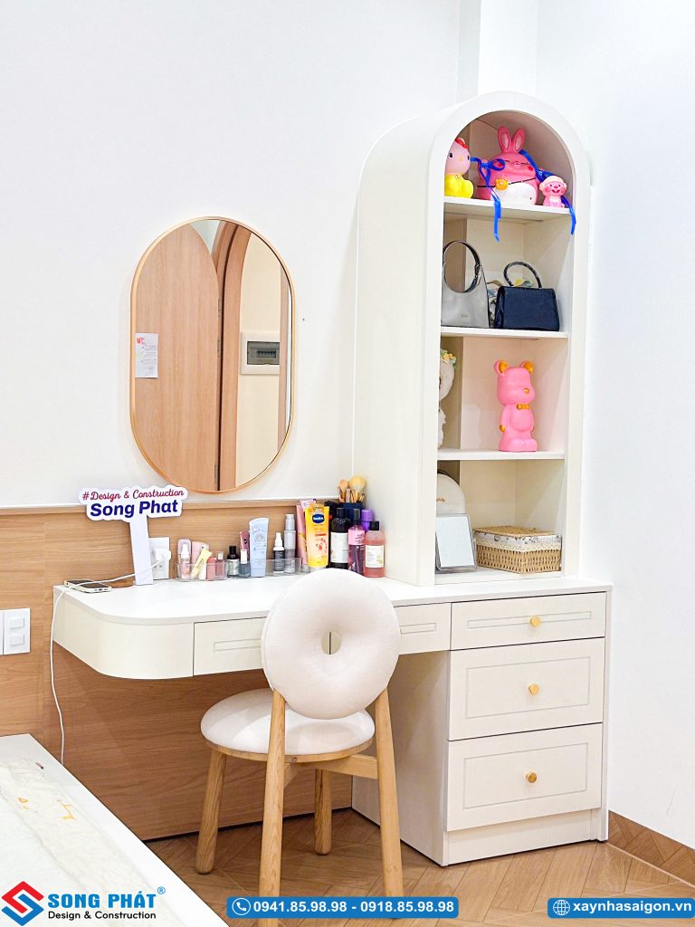 Bàn trang điểm thiết kế bo tròn kết hợp kệ trang trí hình vòm.