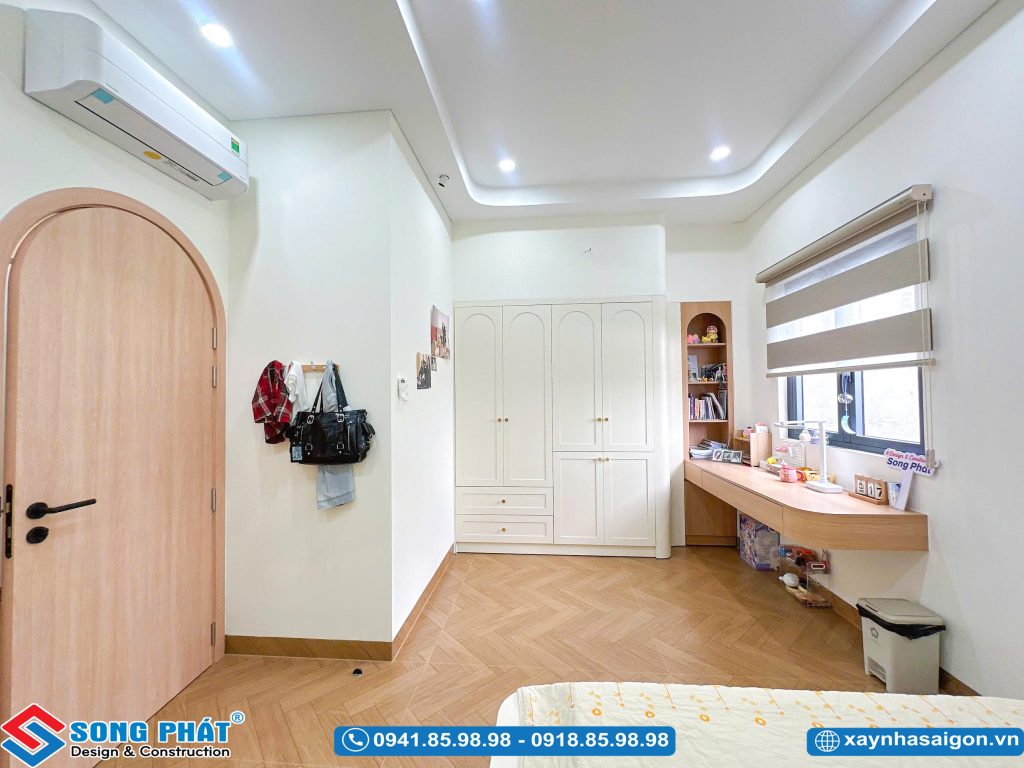 Tổng thể phòng ngủ với tủ quần áo âm tường sơn trắng tinh tế.