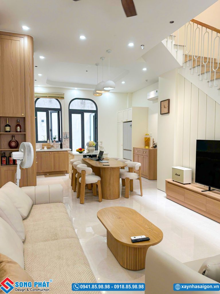 Toàn cảnh tầng trệt liên thông từ phòng khách đến phòng bếp.