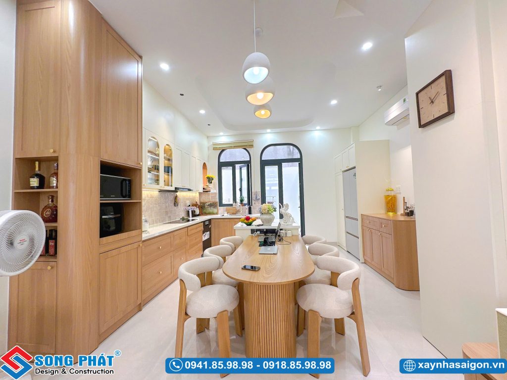 Khu vực bếp ăn rộng rãi với bàn ăn gỗ bo tròn 6 ghế.