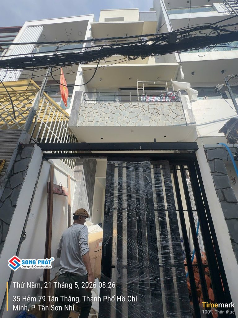 Mặt tiền ngôi nhà đang chờ ngày bàn giao 