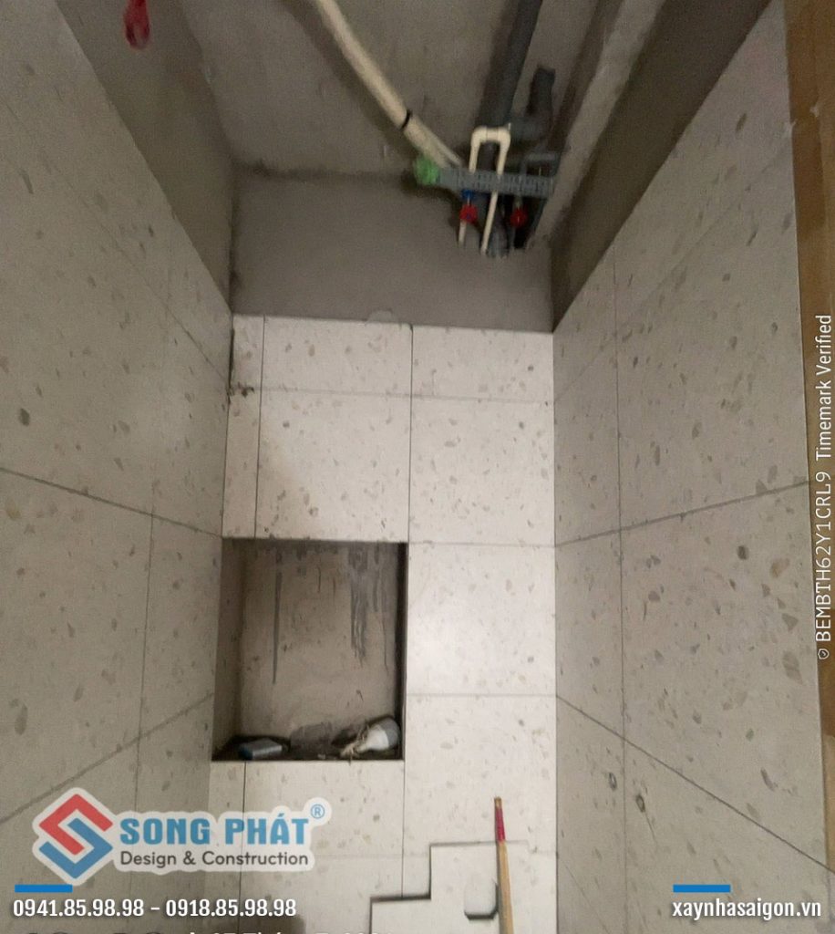 08/07 thi công ốp lát nhà vệ sinh.