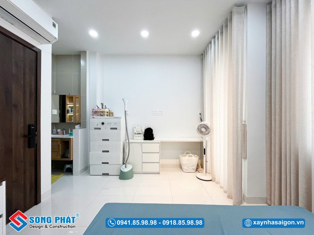 Tone trắng nhẹ nhàng tạo cảm giác thoáng mở cho phòng ngủ
