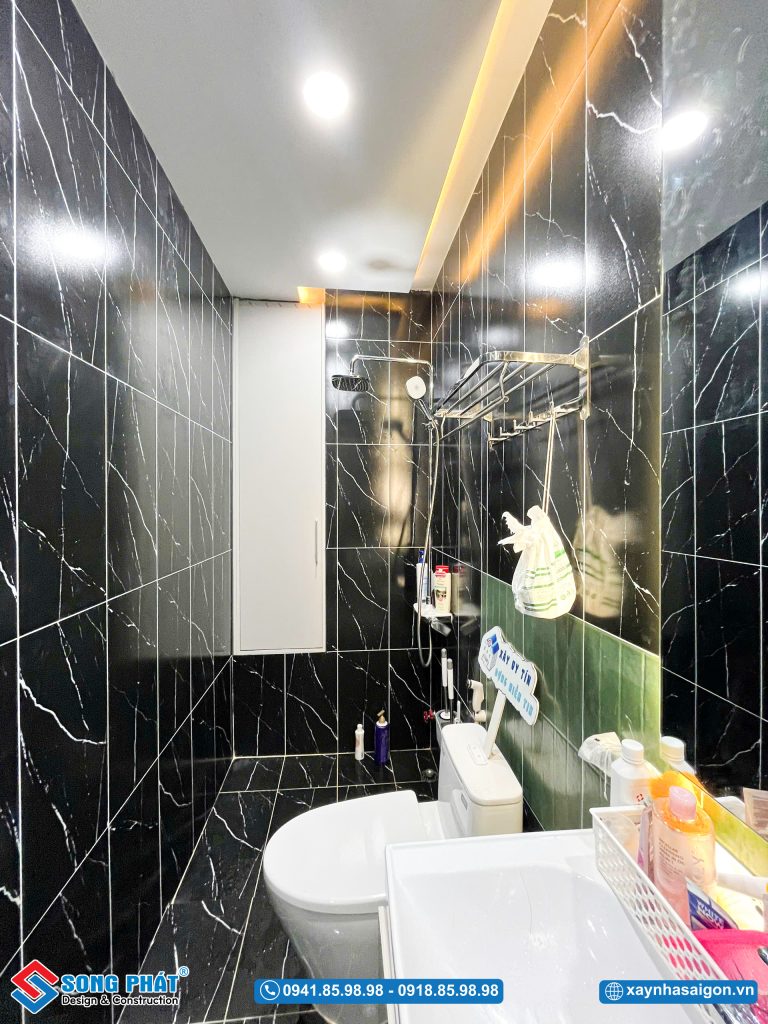 Nhà vệ sinh ốp đá vân mây sang trọng 