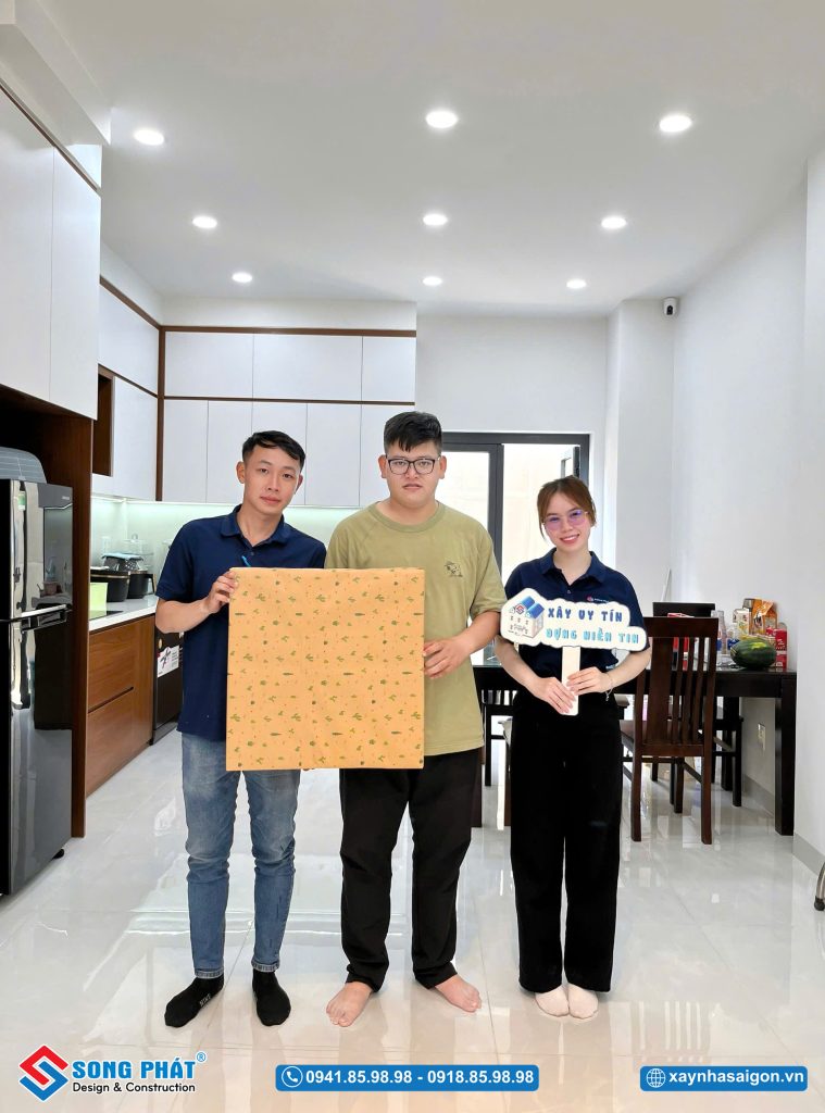 Đội ngũ Song Phát đến tặng quà bàn giao nhà mới cho gia đình anh Tú
