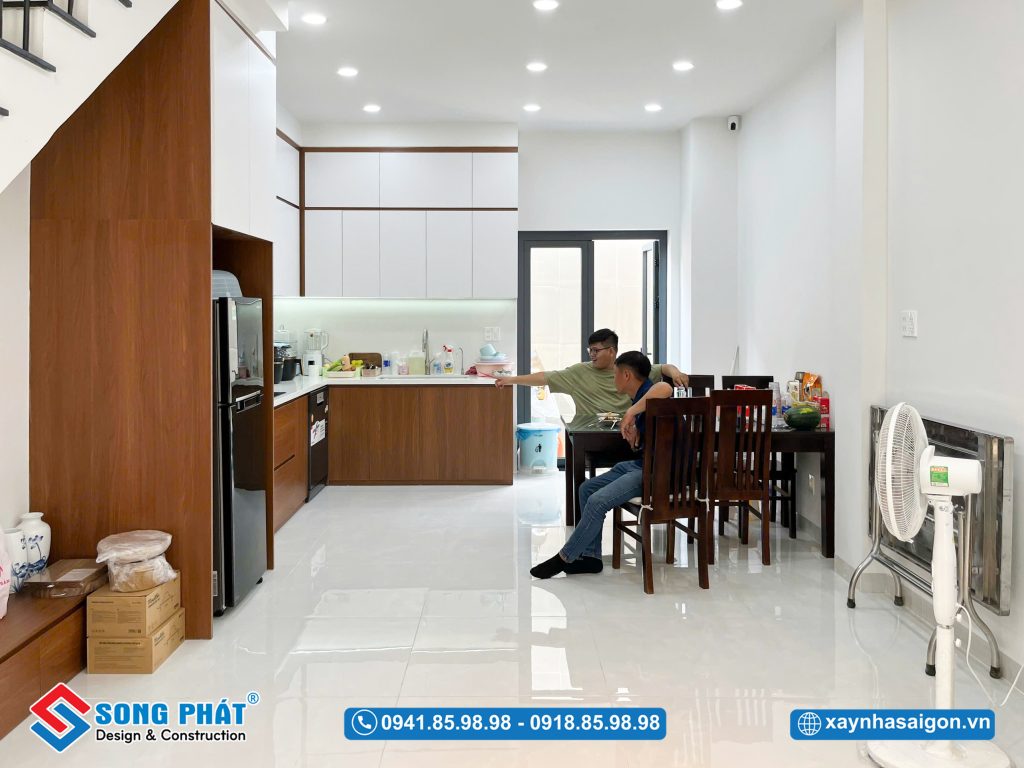 Không gian bếp ăn rộng rãi tại tầng trệt