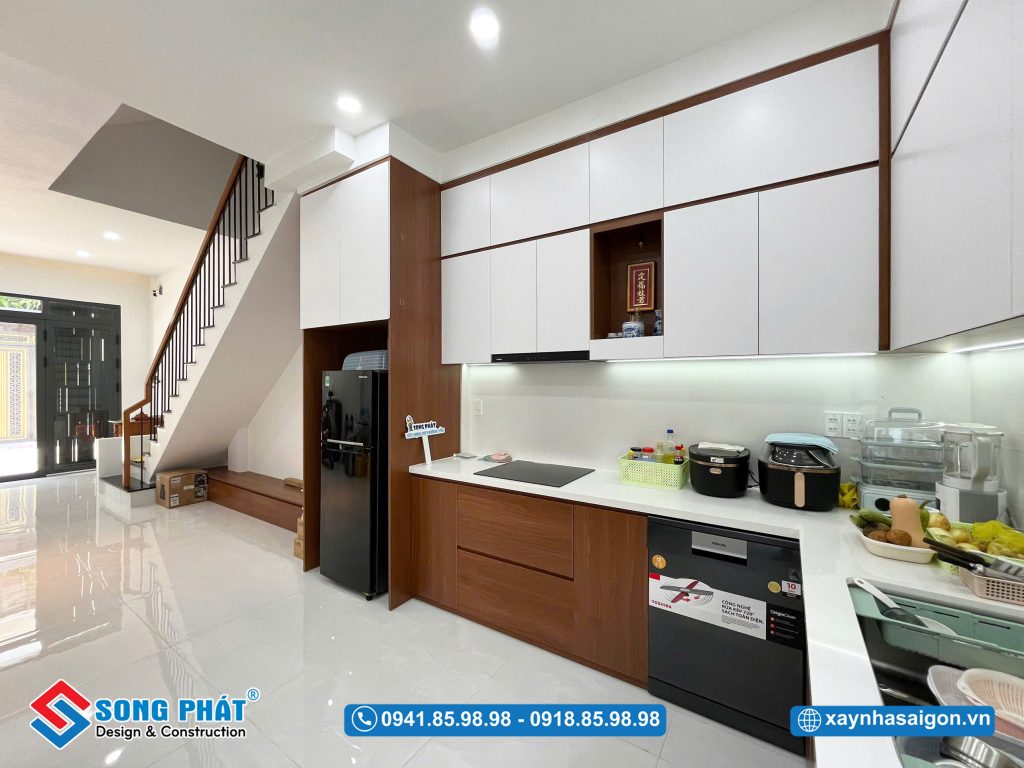 Thiết kế tủ bếp kịch trần chữ L giúp tối ưu diện tích