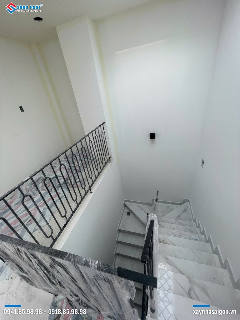 31/01 Thi công lan can sắt cầu thang 