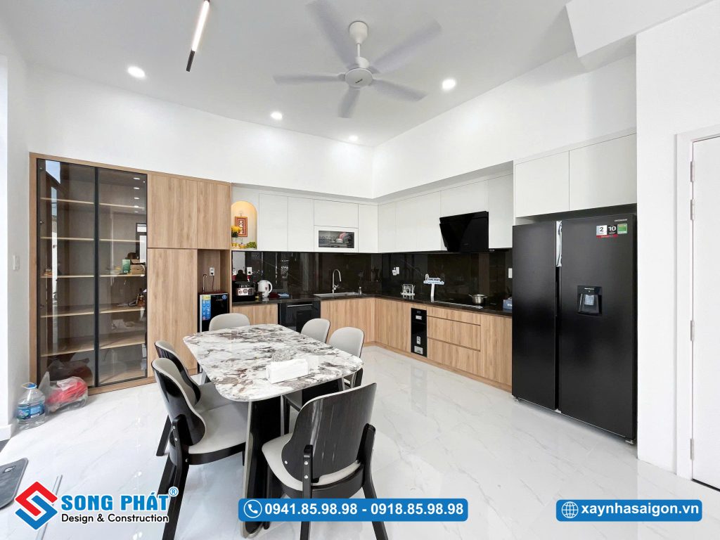 Khu vực bếp ăn phía sau tầng trệt