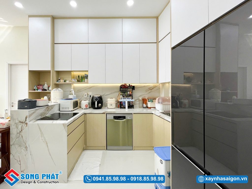 Khu vực bếp ăn gọn gàng, bố trí chữ U tối ưu công năng