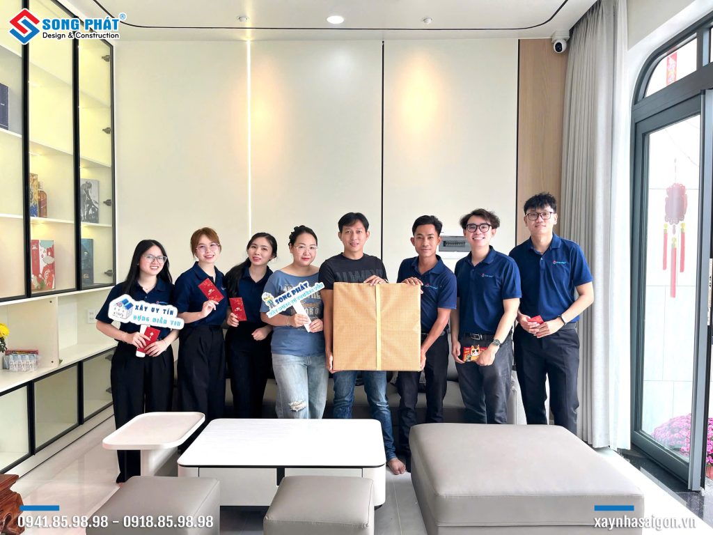 11/02 Đội ngũ Song Phát đến bàn giao nhà cho gia đình anh Tấn 