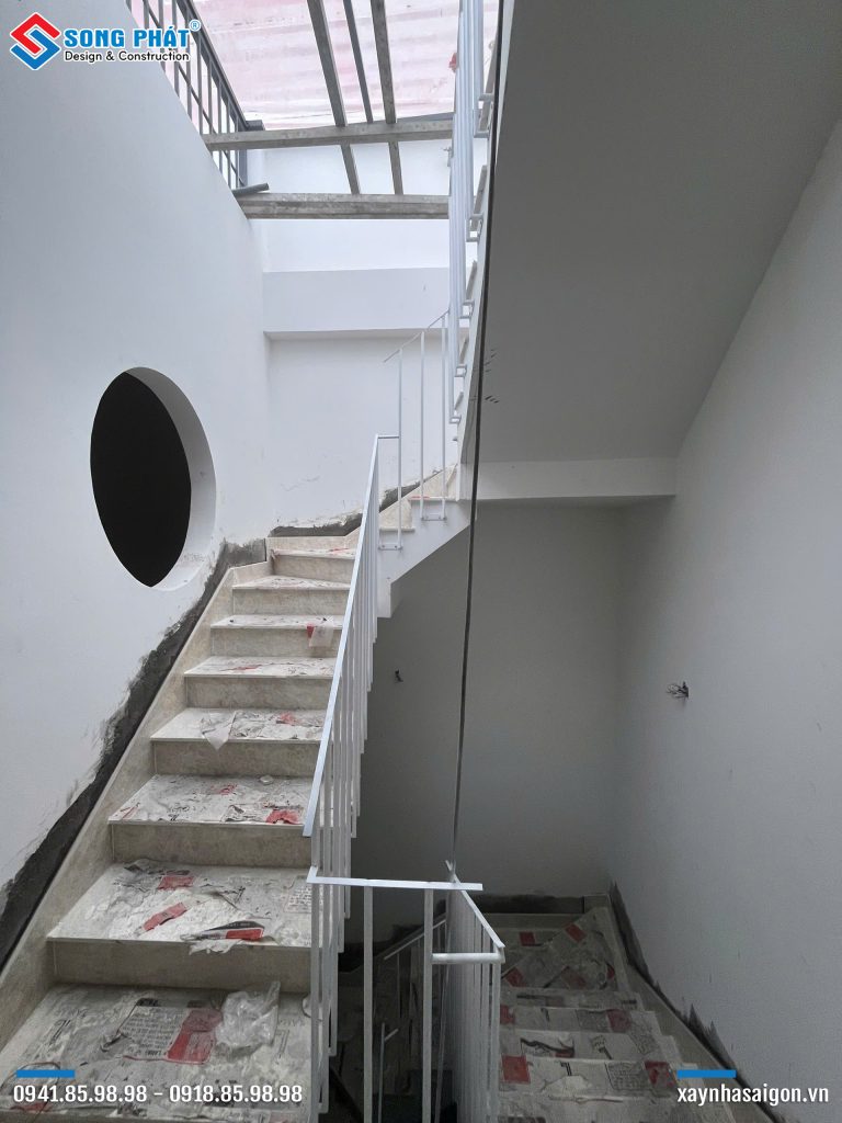 04/02 Thi công sắt, đá cầu thang