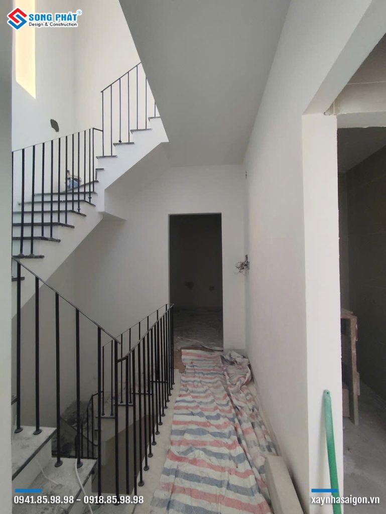 02/02 Thi công lan can cầu thang bộ 