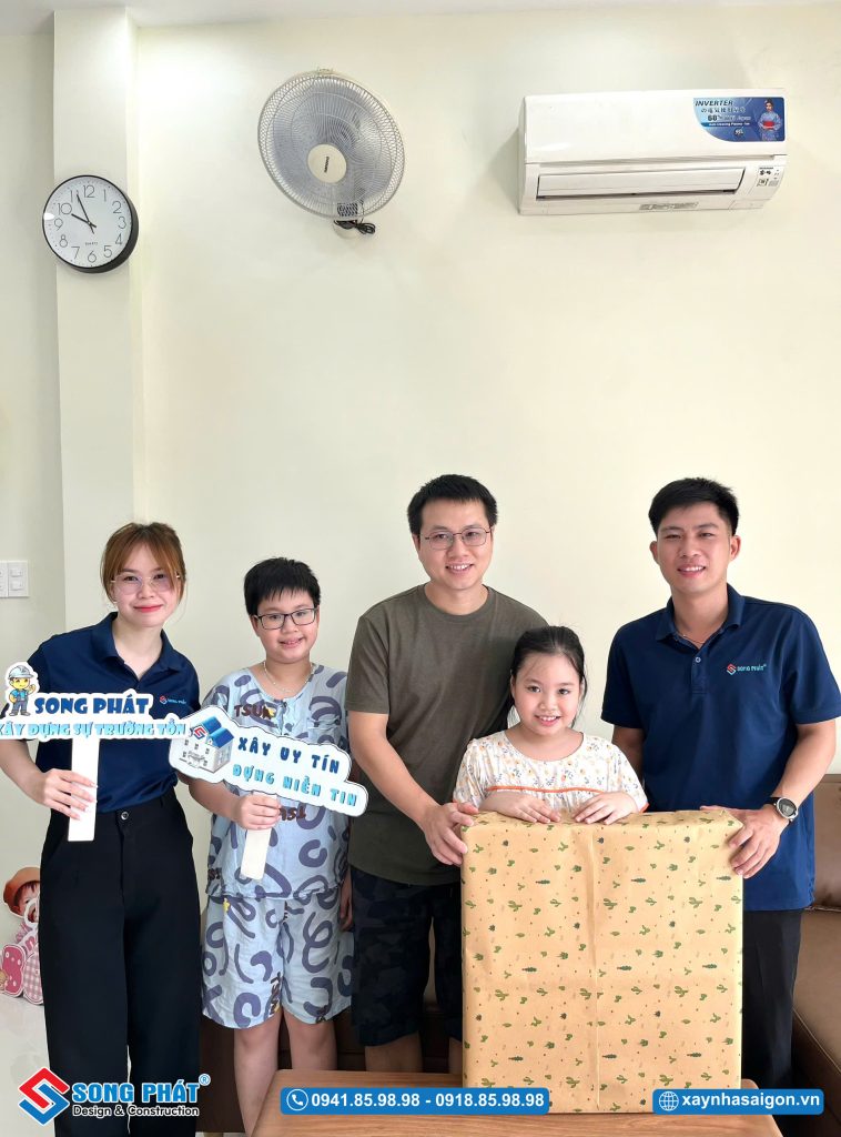 Đội ngũ Song Phát tặng quà bàn giao nhà mới cho gia đình chị Huyền 
