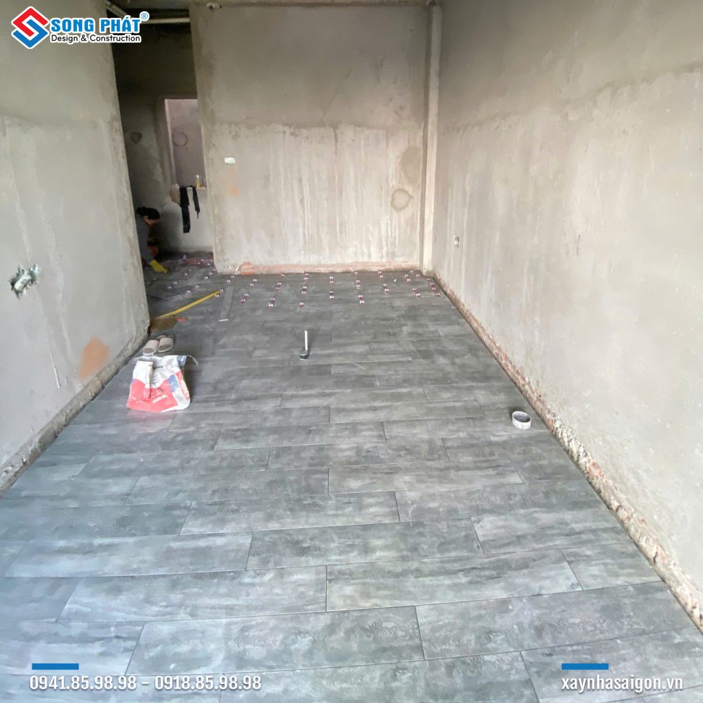 23/03 Lát gạch nền phòng ngủ