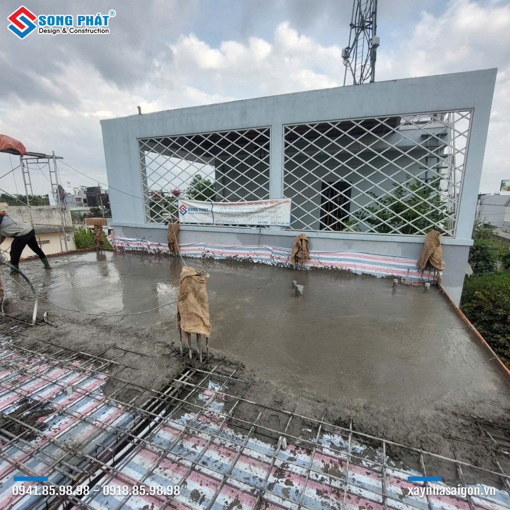 Tiến hành đổ bê tông sàn lầu 2