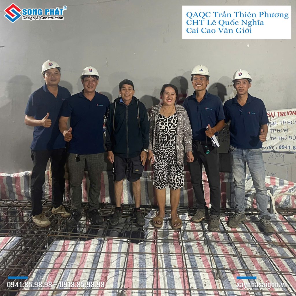 CĐT cùng đội ngũ Song Phát nghiệm thu thép sàn, giám sát quá trình đổ bê tông