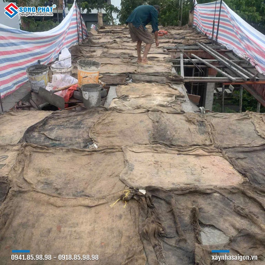 Bao che, tưới ẩm bảo dưỡng bê tông sàn