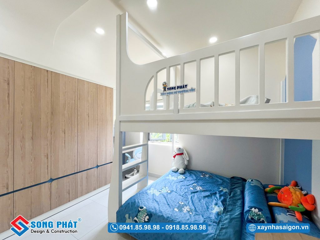 Không gian gọn gàng giúp bé dễ dàng sinh hoạt.