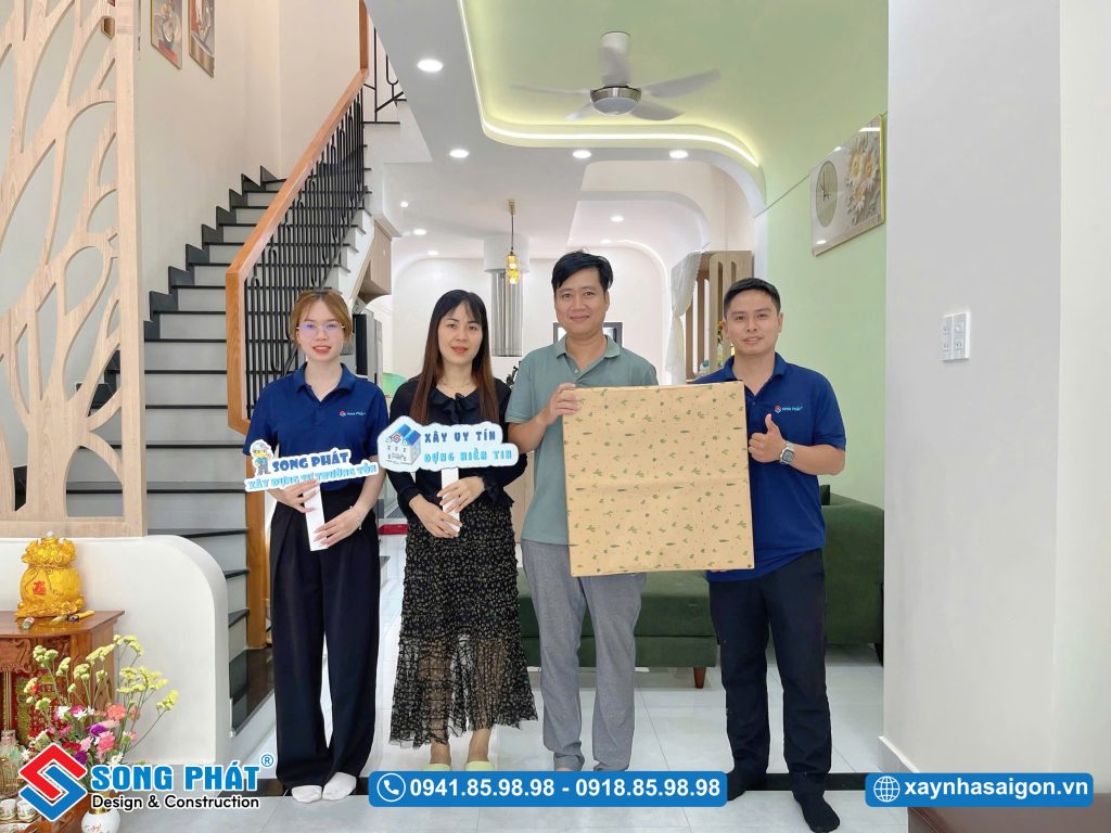 Đội ngũ Song Phát đến bàn giao và tặng quà kỉ niệm cho gia đình anh Nhựt