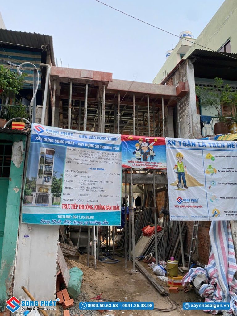 Mặt tiền ngôi nhà trong quá trình thi công