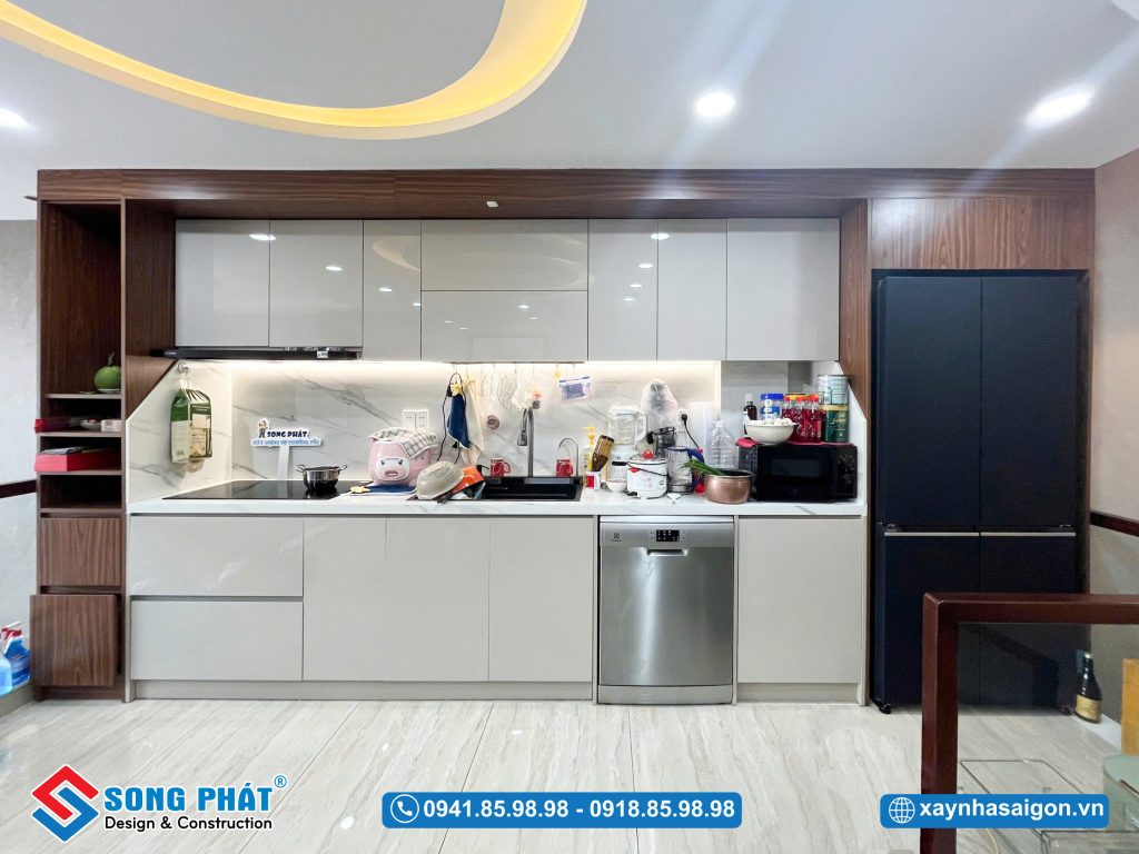 Bếp tại tầng lửng được thiết kế chữ I tiện nghi cho sinh hoạt