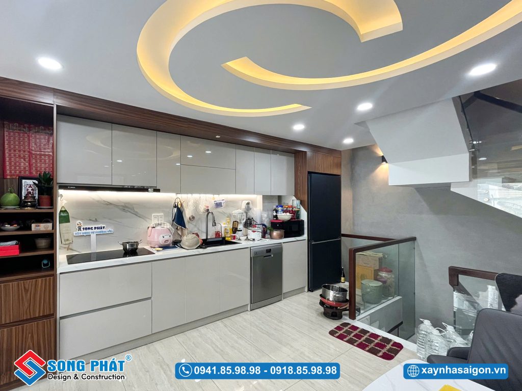 Hệ LED vàng tạo điểm nhấn cho trần tầng lửng