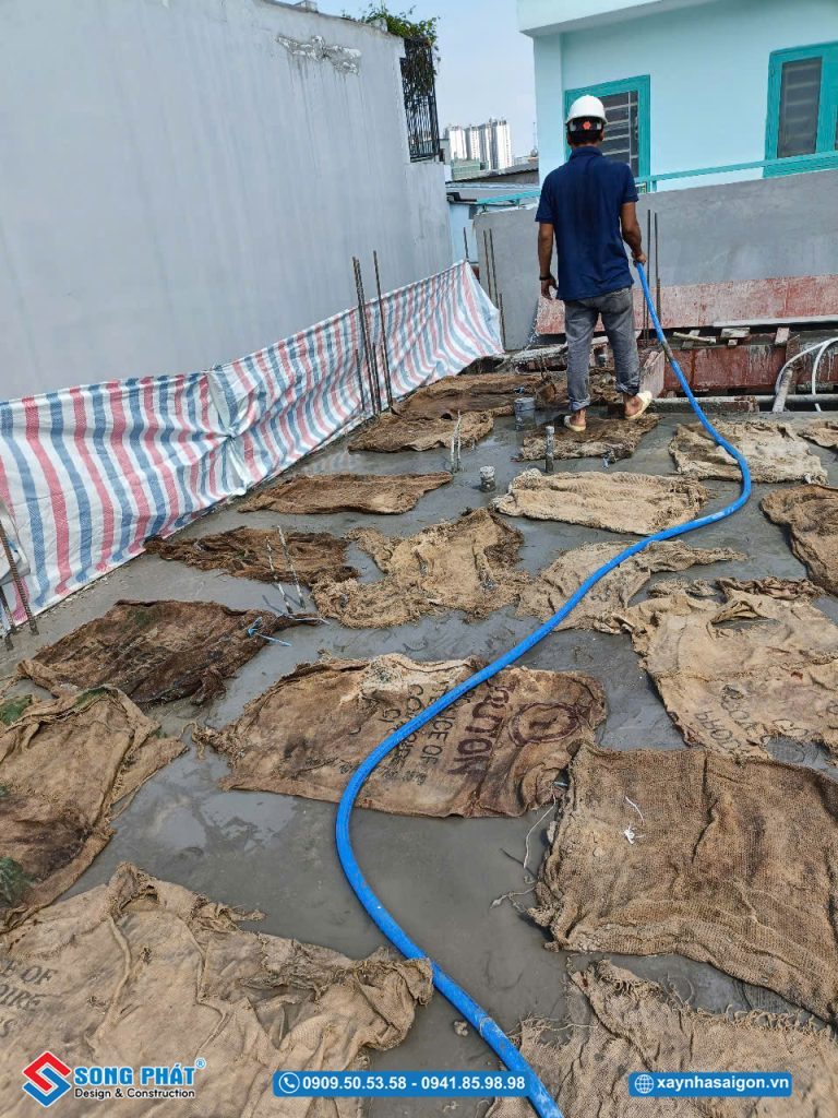 Bao che, tưới ẩm bảo dưỡng bê tông sàn