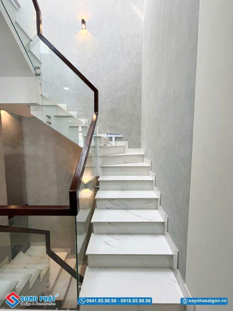 Cầu thang được thiết kế tinh tế với đá marble trắng vân mây