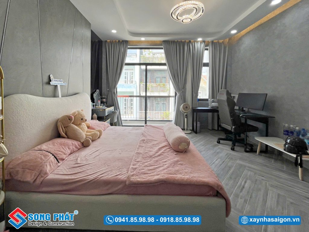 Hệ cửa kính lớn tối ưu ánh sáng tự nhiên vào không gian phòng ngủ